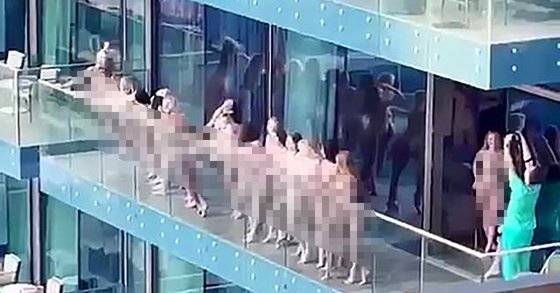 아랍에미리트(UAE) 두바이의 한 고층 건물 발코니에서 나체로 비디오를 촬영하던 여성 10여명이 3일(현지시간) 경찰에 체포됐다. 사진 데일리메일