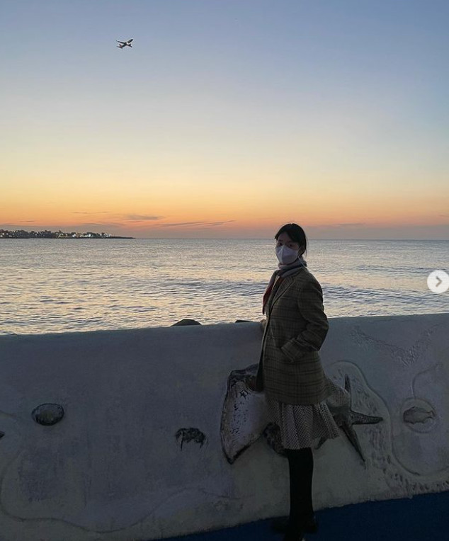 Actor Han Ji-hye shares her routine with HusbandHan Ji-hye posted a picture on his instagram on April 5 with an article entitled Walking and walking at dinner on the beautiful top east coast walking when Noel loses!Han Ji-hye in the photo poses looking at the sea of ​​Noel.As warmly protected as the pregnancy is, Han Ji-hye boasts a face so small that her face is covered with a mask.Han Ji-hyes Husband is also a side with only silhouette, but the sophisticated style and good ratio attract attention.The Walking Road of the good and good couple makes the hearts of the viewers happy.On the other hand, Han Ji-hye is living in Jeju Island after the inspection Husband and marriage in 2010.Last year, Marriage announced the news of pregnancy in 10 years.