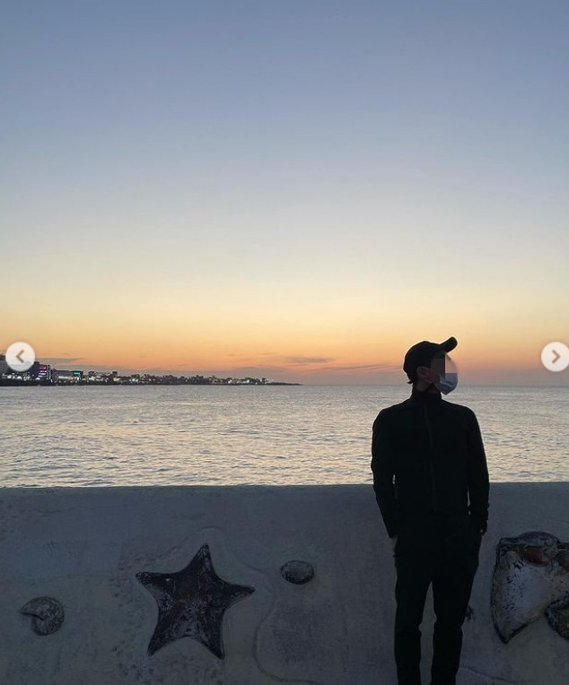 Actor Han Ji-hye shares her routine with HusbandHan Ji-hye posted a picture on his instagram on April 5 with an article entitled Walking and walking at dinner on the beautiful top east coast walking when Noel loses!Han Ji-hye in the photo poses looking at the sea of ​​Noel.As warmly protected as the pregnancy is, Han Ji-hye boasts a face so small that her face is covered with a mask.Han Ji-hyes Husband is also a side with only silhouette, but the sophisticated style and good ratio attract attention.The Walking Road of the good and good couple makes the hearts of the viewers happy.On the other hand, Han Ji-hye is living in Jeju Island after the inspection Husband and marriage in 2010.Last year, Marriage announced the news of pregnancy in 10 years.