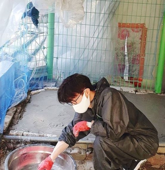 The comedian Park Sung-Kwang visited the organic dog shelter of actor Yong-nyeo Lee and helped the workers.Park Sung-Kwang posted a photo of Yong-nyeo Lees visit to the organic animal shelter on April 6 and said, My teachers nest and organic dog shelter were not comfortable because I was serving before, but I came to visit late (reflection).Park Sung-Kwang in the photo is serving in a shelter that has been destroyed by Fire in a protective suit.Another photo showed Yong-nyeo Lee waving his hand until the car on which Park Sung-Kwang left after service disappeared.Park Sung-Kwang said, First of all, I thought I was really grateful and grateful to have sent the Crow of Love: Salvation, which is full of many people.It is said that the number of volunteers has decreased a lot now, which was difficult to meet due to the large number of volunteers in the early days.I still need more of the human The Crow: Salvation, so I would like to ask for your continued interest. I have been helping you with concrete work and prevention work for a while. I was more grateful to the good heart of Yong-nyeo Lee, who greeted me with tears on my way, but I felt so far away after I was more grateful.I hope that there will be more places where I can safely work with my companion animals in a place where I can get closer to my daily life, and I strongly think that it should be prioritized that the number of organic dogs is not increased. Finally, he added, I hope you will be more excited in the sky, friends who can not meet again because they are already stars, and I really admire Mr. Yong-nyeo Lee.