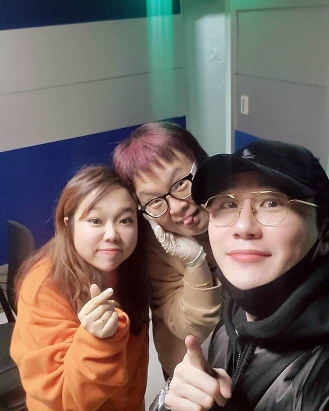 Jinyoung Taksu Bay.Hong Hyon-hee takes Singer debut Celebratory photohas released the book.Gagwoman Hong Hyon-hee posted two photos on her Instagram page on April 6.The photo shows Hong Hyon-hee posing in the recording room with Young Tak and Kim Hyunah.You can also see Hong Hyon-hee with Kim Hie-jae Kim Na-hee.In addition, Hong Hyon-hee wrote, The song industry chorus godmother Kim Hyunah, who made me a singer (?) and the table-top table-top, Jinyoung Taksuman.Im not tired of hearing it a hundred times. Im dreaming. I hope you meet me at the music show show.Earlier, Kim Hie-jae Hong Hyon-hee Kim Na-hee released the project sound source Xero on the 5th.Nunchi Xero is a semi-trot song with exciting rhythm, produced by Young Tak Ji Kwang Min Combi, a composer team that is attracting attention these days.