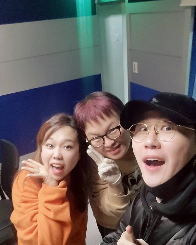 Jinyoung Taksu Bay.Hong Hyon-hee takes Singer debut Celebratory photohas released the book.Gagwoman Hong Hyon-hee posted two photos on her Instagram page on April 6.The photo shows Hong Hyon-hee posing in the recording room with Young Tak and Kim Hyunah.You can also see Hong Hyon-hee with Kim Hie-jae Kim Na-hee.In addition, Hong Hyon-hee wrote, The song industry chorus godmother Kim Hyunah, who made me a singer (?) and the table-top table-top, Jinyoung Taksuman.Im not tired of hearing it a hundred times. Im dreaming. I hope you meet me at the music show show.Earlier, Kim Hie-jae Hong Hyon-hee Kim Na-hee released the project sound source Xero on the 5th.Nunchi Xero is a semi-trot song with exciting rhythm, produced by Young Tak Ji Kwang Min Combi, a composer team that is attracting attention these days.