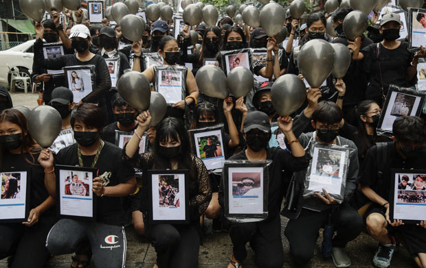 5일(현지시간) 미얀마 양곤에서 검은 옷을 입은 시위대가 반쿠데타 시위 도중 군경 총에 맞아 사망한 희생자들의 영정 사진을 든 채 애도를 표하고 있다./사진=EPA 연합뉴스