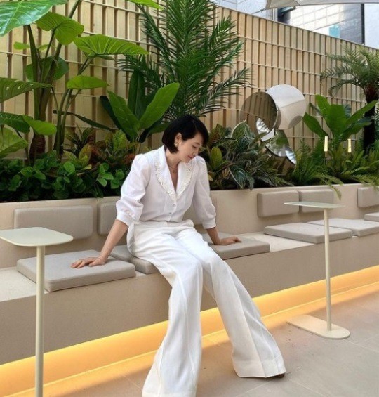 Actor Kim Hye-soo emanates elegant charisma with white lookKim Hye-soo posted two photos on his Instagram on the 6th without any comment.In the photo, Kim Hye-soo, wearing a white shirt and rich pants, is sitting outdoors and laughing brightly.The perfect proportion of body, such as a small face and long limbs, and a dignified atmosphere in a pure beauty overwhelm the viewers Sight.Actor Han Hye-joo, who encountered this, also praised Kim Hye-soo with a comment .Meanwhile, Kim Hye-soo, who starred in the movie The Day I Die and SBS drama Hiena last year, will go on to shoot Netflix original Juvenile Justice this year.Juvenile Justice throws a sharp light on the youth Crime, which has reached the risk level, and the responsibility of adults and society surrounding it, focusing on the issue of juvenile law and law that criminal minors under 14 years old are subject to protection, not punishment.Photo Kim Hye-soo Instagram