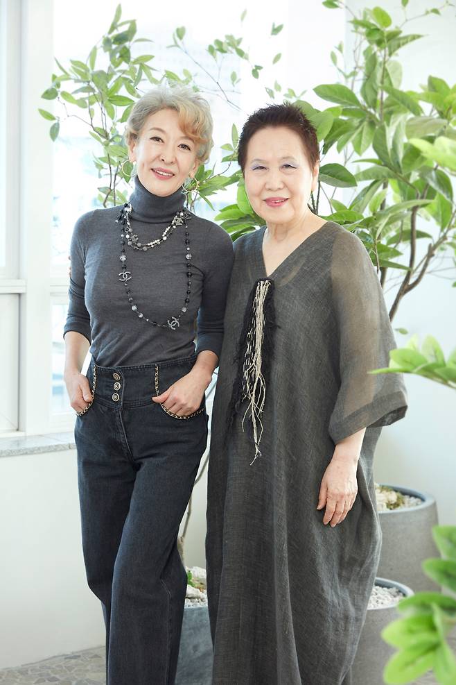 연극 ‘해롤드와 모드’의 배우 박정자(오른쪽)와 연출을 맡은 윤석화. 박정자는 이언 매켈런(81·영국)이 햄릿 왕자에 도전한다는 소식을 전하자 “놀랍고도 기쁜 소식”이라며 “배우는 그래서 축복받은 존재다. 모든 고정관념으로부터 자유로워야 한다”고 했다. /신시컴퍼니