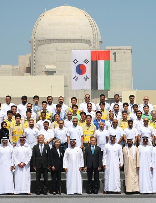 아랍에미리트(UAE)를 공식 방문 중인 문재인 대통령이 2018년 3월 26일 오후 모하메드 빈 자이드 알 나흐얀 왕세제와 함께 한국이 건설한 바라카 원전 1호기 앞에서 기념 촬영을 하고 있다. /연합뉴스