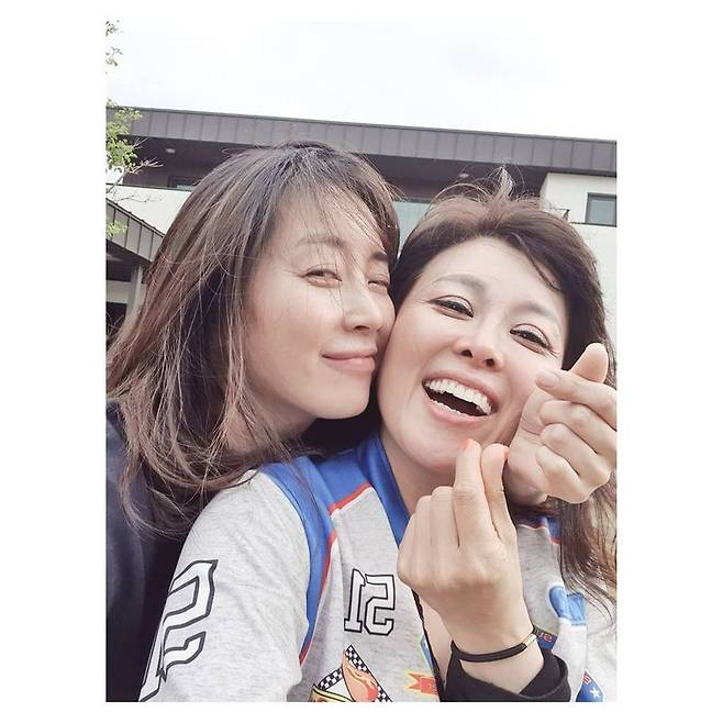 Actor Song Yoon-ah had a surprise meeting with musical actor Hong Ji-min.Song Yoon-ah posted several photos on his Instagram on April 7, along with an article entitled Suddenly...Savoie Wait... Youve Goed to....In the public photos, Song Yoon-ah and Hong Ji-min pose with their faces in a friendly manner.Both of them showed off their beauty with their different charms in their natural appearance.The two of them had a relationship with each other in the SBS drama On Air, which was aired in 2008, and they still boasted a strong friendship and showed warmth.Meanwhile, Song Yoon-ah is currently under positive review after receiving a proposal for casting the new Channel A drama The Queens House.