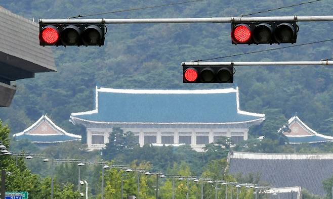 서울 세종대로에서 바라본 청와대 앞에 빨간색 신호등이 켜져 있다. 세계일보 자료사진