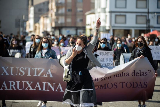 스페인 갈리시아 지방에서 노상방뇨를 한 여성들이 사법부 규탄시위를 벌였다. 일견 납득하기 힘든 집단행동 같지만, 명분이 있는 시위였다.