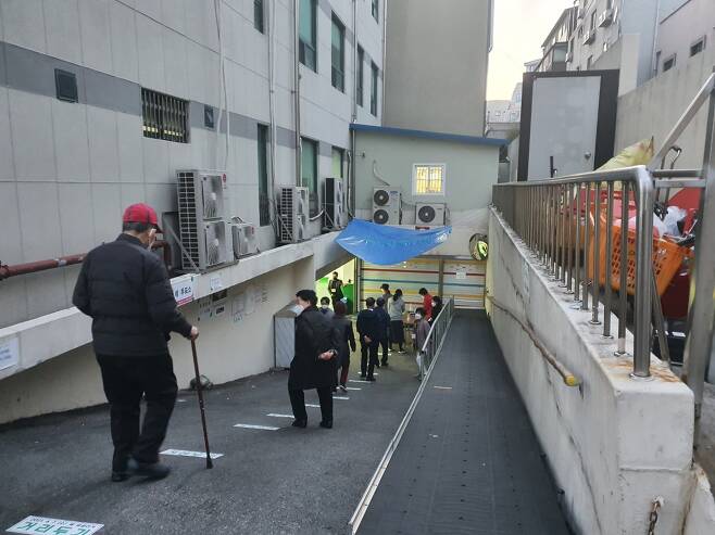 7일 오전 6시 서울 관악구 대학동주민센터에 마련된 서울시장 선거 투표소가 열리자마자 미리 와서 줄 서 있던 시민들이 안으로 들어서고 있다.최영권 기자 story@seoul.co.kr