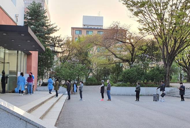 7일 오후 6시 30분쯤 서울 서초구 서울고등학교 투표소를 찾은 시민들이 1m 거리두기를 한 채 줄을 서 있다.최영권 기자 story@seoul.co.kr