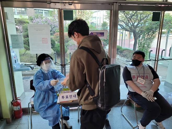 서울 서초구 서일초등학교 투표소를 찾은 한 남성이 비닐장갑을 끼고 있다.최영권 기자 story@seoul.co.kr