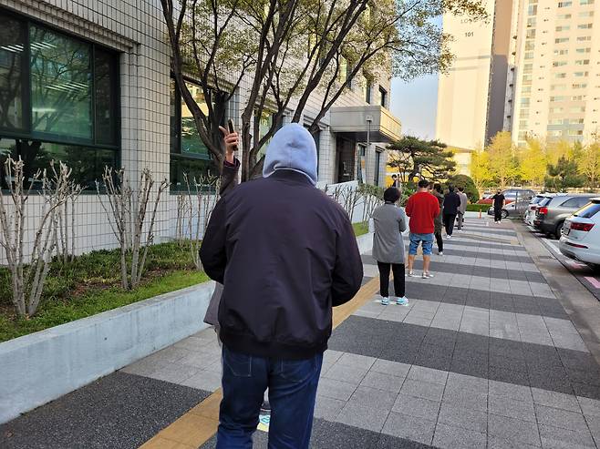서울 강남구청에 마련된 투표소를 찾은 시민들이 퇴근 시간 무렵인 저녁 6시에 1m 거리두기를 한 채 줄을 서 있다.최영권 기자 story@seoul.co.kr