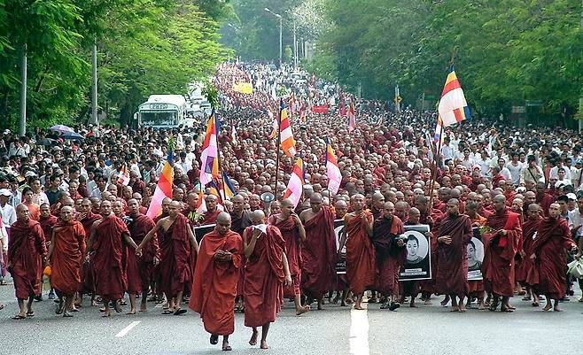 2007년 9월 미얀마 양곤에서 승려들이 주도한 사프란 혁명. ⓒAP Photo