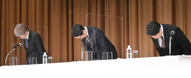 이데자와 다케시 라인 CEO(가운데)가 3월23일 도쿄 미나토 월드에서 열린 기자회견에서 고개 숙여 사과하고 있다.ⓒAP 연합