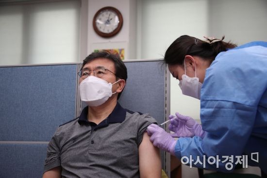 권덕철 보건복지부 장관이 지난달 26일 서울 종로구보건소에서 아스트라제네카사의 코로나19 백신을 맞고 있다./강진형 기자aymsdream@