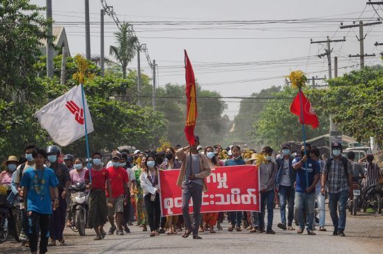 지난 7일(현지시간) 미얀마 만델레이에서 시민들이 군부에 항의하는 시위에 참가하고 있다. 만델레이(미얀마)=EPA연합