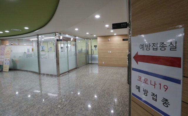 8일 서울의 한 보건소가 아스트라제네카 접종이 보류되면서 한산한 모습이다.