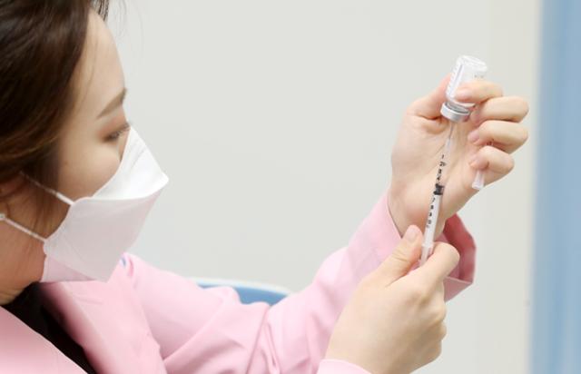 2일 오전 서울 마포구보건소에서 의료진이 아스트라제네카 코로나19 백신을 주사기에 분주하고 있다. 뉴스1