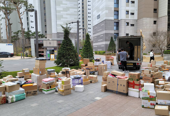 지난 2일 오후 서울 강동구의 한 아파트 단지 후문 인근에 택배 상자들이 쌓여 있다. 이 아파트에서는 이번 달 1일부터 택배 차량의 지상 출입이 금지됐다. 연합뉴스