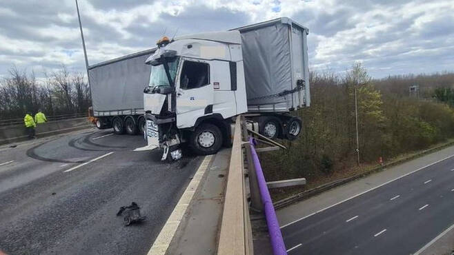 영국의 한 고속도로에서 대형 화물트럭이 도로 양 옆의 분리대를 들이받는 사고가 발생했다. /사진=페이스북