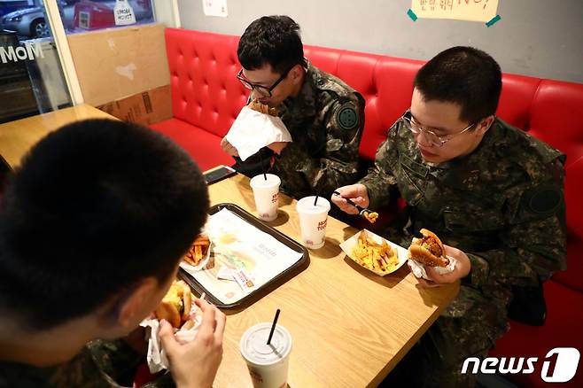 앞으로 국군 장병들도 부대 안에서 '군대리아'가 아닌 롯데리아나 버거킹 등 시중 햄버거 제품을 먹을 수 있게 됐다. / 사진=뉴스1