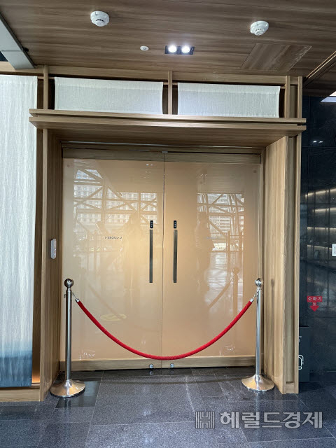출입이 차단된 서울시청사 6층 시장실 입구가 굳게 닫혀 있다. 김유진 기자/kacew@heraldcorp.com