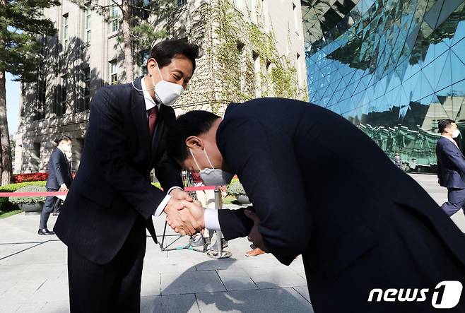38대 서울특별시장에 당선된 오세훈 시장이 8일 오전 서울시청으로 첫 출근을 하며 서울시 관계자와 악수를 나누고 있다. 2021.4.8/뉴스1 © News1 오대일 기자