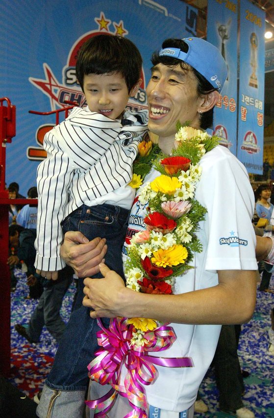 2006~07시즌 우승을 차지한 뒤 아들 원준 군을 들어올린 후인정. 원준 씨는 올해 대학에 입학하는 성년이 됐다. [사진 한국배구연맹]