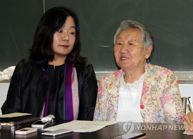 윤미향(왼쪽) 일본군 위안부 피해자 길원옥 할머니. 연합뉴스 