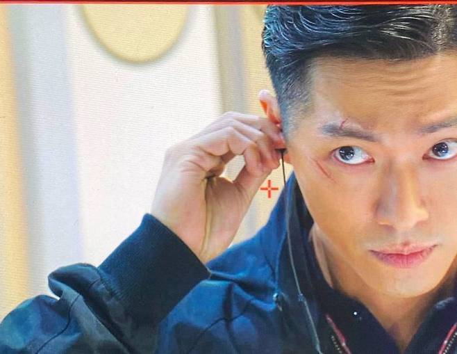 Actor Namgoong Min has unveiled an intense visual.On April 9, Namgoong Min posted a picture on his instagram with an article entitled The appearance of a black sun Han Ji Hyuk.Namgoong Min, who has a full-haired head in the public photo, boasts a charismatic look.The real scar makeup on the face catches my eye.The netizens who watched the photos responded Its cool, The atmosphere is big, Its handsome.Namgoong Min, who made his debut in 2001 with the movie Bungee Jump, appeared in various works based on warm visuals and stable acting skills.Last year, Namgoong Min won the SBS Acting Grand Prize for Stove League.Currently, Namgoong Min is in public relationship with model and actor Jin A-reum and appears in MBCs new drama Black Sun.