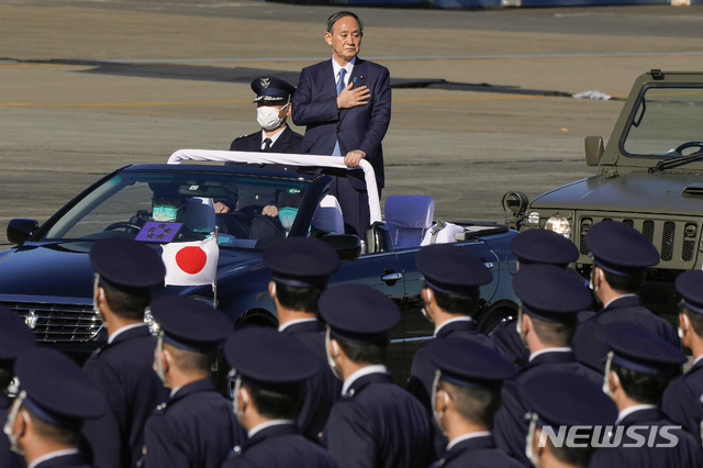 [사이타마=AP/뉴시스] 스가 요시히데 일본 총리가 지난해 11월  28일 사이타마현 항공 자위대 이루마 기지를 방문해 항공사열식에 참석했다. 2021.04.09.