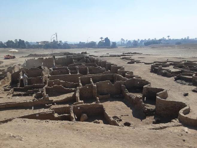 이집트 룩소르에서 발굴된 '잃어버린 도시' 유적 [자히 하와스 이집트학 센터 제공=연합뉴스]