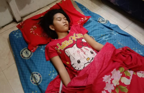 인도네시아의 한 소녀에게서 최대 13일 동안 잠만 자는 이상 증세가 이어지고 있다. 사진=에차 아버지 물야디 페이스북 캡처.