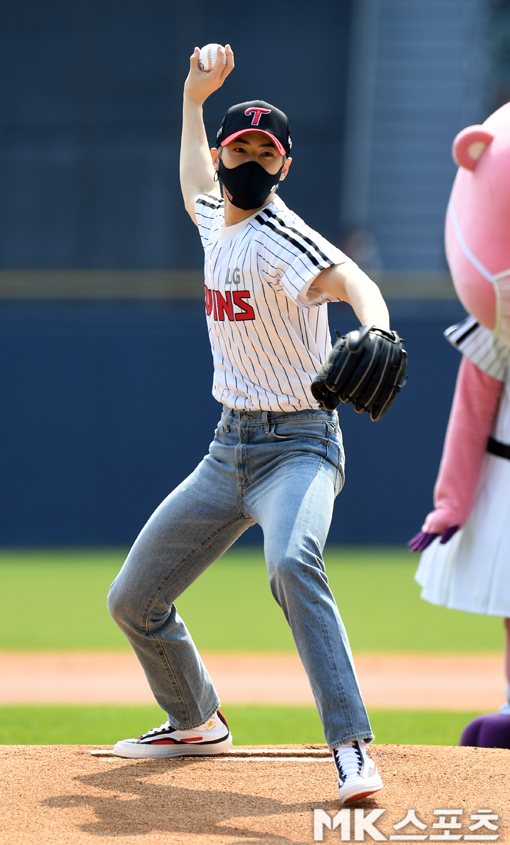 On the afternoon of the 10th, 2021 KBOUEFA Champions League SSG Landers and LG Twins were in the Jamsil-dong baseball field.Cha Eun-woo took a verse at Kyonggi on the day and received a lot of applause from fans who visited the baseball field.Cha Eun-woo wipes sweat after verseLG, who was the only UEFA Champions League winner with a Kyonggi victory the day before, is challenging the winning series against SSG.SSG is making every effort to humiliate the Kyonggi defeat the day before.