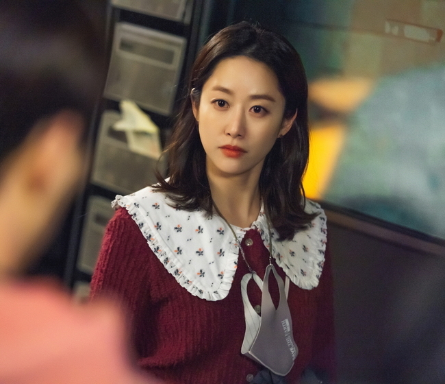 OK Photon Mae Jeon Hye-bin, Kim Kyoungnam, and the scene of the three-way face-to-face scene were captured.In the last KBS 2TV weekend drama OK Photon Mae (playplay by Moon Young-nam/directed by Lee Jin-seo/produced Green Snake Media, Fan Entertainment), Lee Kwang-nam (Jeon Hye-bin) focused his attention on Han Ye-seul (Kim Kyungnam) who treats him coolly.Han Ye-seul decided to move because Lee Kwang-nam, who is well-being with her husband Nap-seung (Son Woo-hyun), was constantly concerned, and Lee Kwang-sik complained to Han Ye-seul, who was so nervous.In the meantime, when Han Ye-seul brought Lee Tae-ri (Chun Dew) to his One Room, Lee Kwang-sik imagined the skinship of the two people alone and went to Han Ye-seuls house several times and laughed.In the ninth episode to be broadcast on the 10th, Jeon Hye-bin and Kim Kyoungnam will be carrying a heart Signal that will be deflected by a cloth dew.Han Ye-seul and Lee Tae-ri, who were walking out of the One Room building in the play, met.Han Ye-seul, who saw Lee Kwang-sik, tries to talk to Lee Kwang-sik first, but Lee Kwang-sik reacts coldly.Then Lee Tae-ri approaches and Han Ye-seul grabs Lee Tae-ris hand and goes up the stairs.Lee Kwang-siks expression, which reveals his disapproval by staying alone, is intriguing about what will happen to Lee Kwang-sik - Han Ye-seul - Lee Tae-ris triangle relationship ignition.The scene of Triangle Face by Jeon Hye-bin and Kim Kyoungnam and Chun Dew was filmed in March.Despite the fact that the three people were shooting a little late, they continued the storm conversation as soon as they met, and the scene was hot before shooting.In the full-scale filming, each of the three performed a genuine performance with vivid feelings, and as soon as they received the OK Cut sign, they laughed at the same time and made a laughing sea.The energetic energy of the three people who cared for each other and made a smile gave vitality to those who watched.