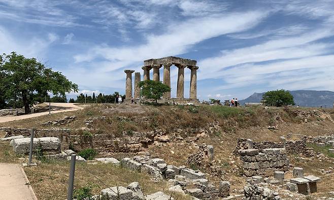 고린도유적. 고린도는 기원전 146년 로마가 진출하면서 파괴된 역사를 갖고 있지만 기원후 로마에 의해 그리스에서 가장 화려한 도시로 재건되었다.
