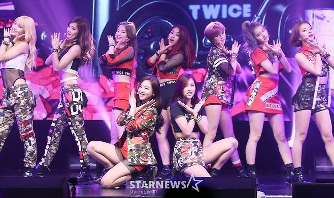 걸그룹 트와이스가 2015년 10월 20일 서울 광진구 광장동 악스코리아에서 열린 데뷔 쇼케이스에서 무대를 선보이고 있다. /사진=이기범 기자 leekb@