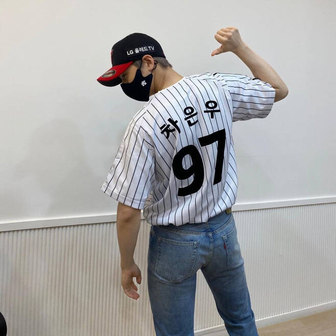 Cha Eun-woo posted a photo on her instagram on the 10th with a Baseball ball emoticon.Meanwhile, Cha Eun-woo went on a verse in the 2021 Shinhan Bank SOL KBO League, LG Twins and SSG Landers at the Seoul Jamsil Baseball Stadium on the afternoon.
