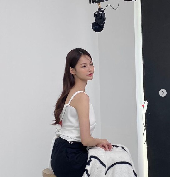 Actor Ha Yeon-soo has revealed the recent status of neat beautiful looks.Ha Yeon-soo said on his Instagram on the 10th, Thank you very much for the box-filled gifts, pretty flowers, and sincerely.It was a happy shot. The photos posted together show Ha Yeon-soo taken at the shooting site.Ha Yeon-soo, who is staring at the camera with a white sleeveless top and a slender neck and a pure-looking face, catches the eye.The neat look that shines on the set is full of admiration.On the other hand, Ha Yeon-soo met with fans last year with SBS Plus entertainment Winat Season 2.