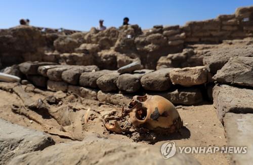 이집트 룩소르 도시 유적지에서 발굴된 사람의 유골 [로이터=연합뉴스]