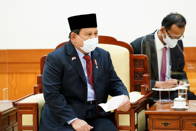 프라보워 인도네시아 국방장관이 8일 청와대에서 문재인 대통령을 예방하고 있다. 뉴스1