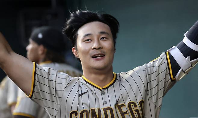 샌디에이고 김하성이 11일 열린 텍사스와의 경기에서 MLB 첫 홈런을 날린 뒤 더그아웃에서 기뻐하고 있다. 알링턴=USATODAY연합뉴스