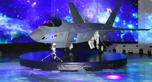 9일 경남 사천시 한국항공우주산업(KAI)에서 한국형전투기 보라매(KF-21) 시제기 출고 퍼포먼스가 진행되고 있다. 뉴시스