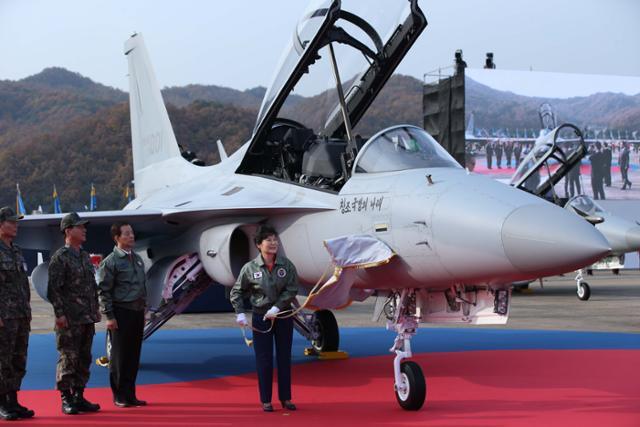 2014년 10월 30일 박근혜 대통령이 강원 원주 공군 제8전투비행단에서 열린 국산 경공격기 FA-50 전력화 기념식에서 전투기의 휘호를 제막하는 모습. 홍인기 기자