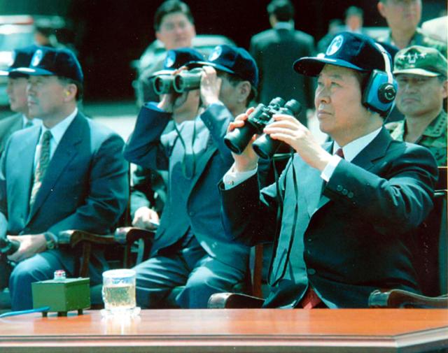 김대중 대통령이 1998년 6·25 발발 48주년을 앞두고 공군 전투비행단을 방문, 특수비행팀의 시범비행을 지켜보고 있다. 한국일보 자료사진
