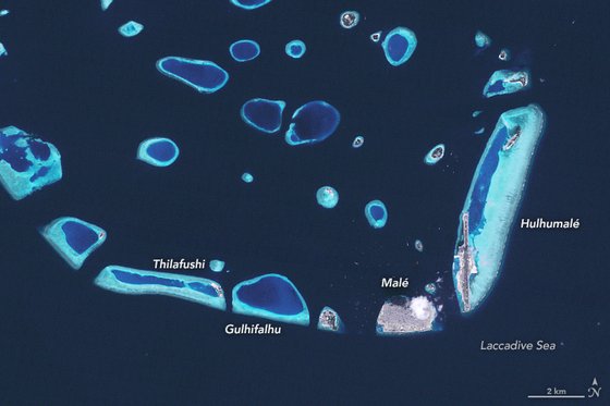 1997년 2월 3일 위성으로 본 몰디브의 섬들. 인공섬 훌후말레가 간척되기 전의 모습. NASA