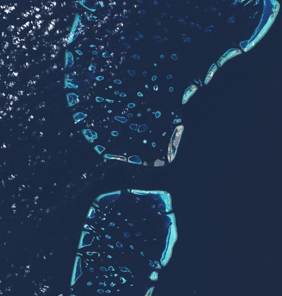 위성으로 본 몰디브의 모습. NASA