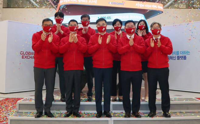 서울 영등포구 한국거래소에서 12일 열린 ‘코스닥 1000선 돌파 기념식’에서 손병두 한국거래소 이사장(앞줄 가운데)을 비롯한 관계자들이 축하 박수를 치고 있다.    한국거래소 제공