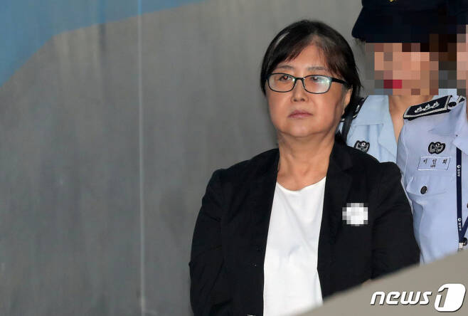 박근혜정부의 '국정농단' 사건을 주도한 혐의로 기소된 '비선실세' 최서원씨. /사진=뉴스1